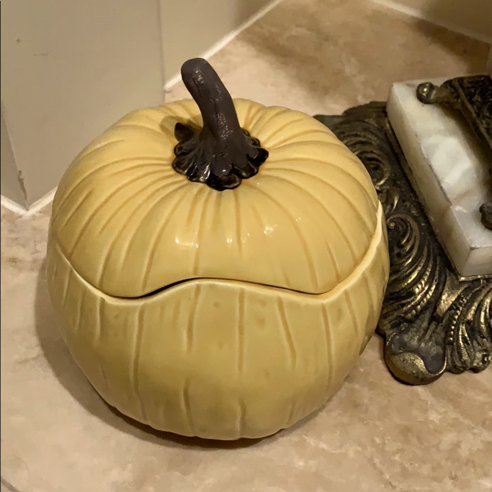 Pumpkin bowl with lid